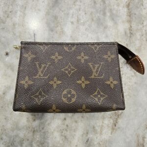 Louis Vuitton POCHE TOILETTE 15 toiletry Pouch